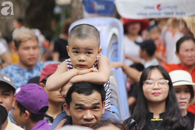 Nghỉ lễ, hàng vạn người đổ về Thảo Cầm Viên, đem theo cả chiếu gối để ngủ khiến nơi đây vỡ trận, chen nhau ngạt thở - Ảnh 4. Nghỉ lễ, hàng vạn người đổ về Thảo Cầm Viên, đem theo cả chiếu gối để ngủ khiến nơi đây vỡ trận, chen nhau ngạt thở - Ảnh 4.