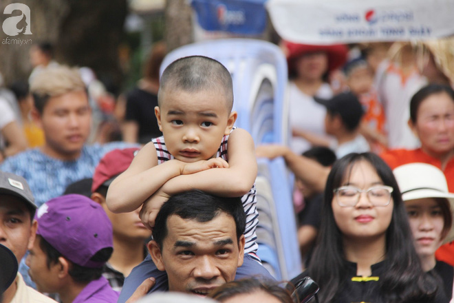 Nghỉ lễ, hàng vạn người đổ về Thảo Cầm Viên, đem theo cả chiếu gối để ngủ khiến nơi đây vỡ trận, chen nhau ngạt thở - Ảnh 4.