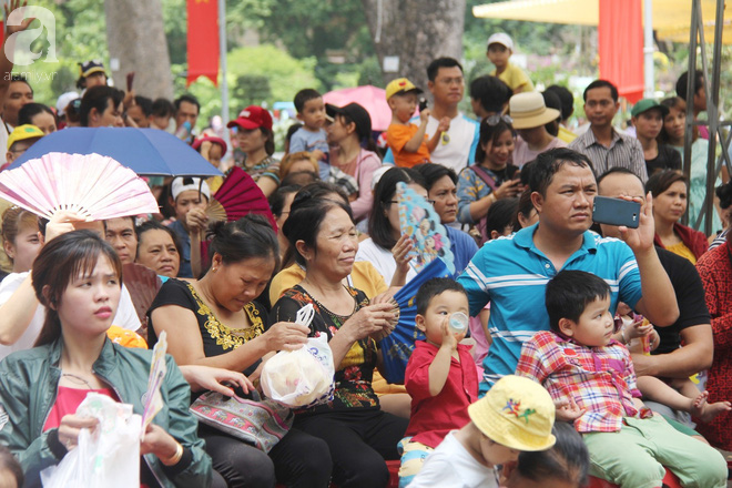 Nghỉ lễ, hàng vạn người đổ về Thảo Cầm Viên, đem theo cả chiếu gối để ngủ khiến nơi đây vỡ trận, chen nhau ngạt thở - Ảnh 18. Nghỉ lễ, hàng vạn người đổ về Thảo Cầm Viên, đem theo cả chiếu gối để ngủ khiến nơi đây vỡ trận, chen nhau ngạt thở - Ảnh 18.