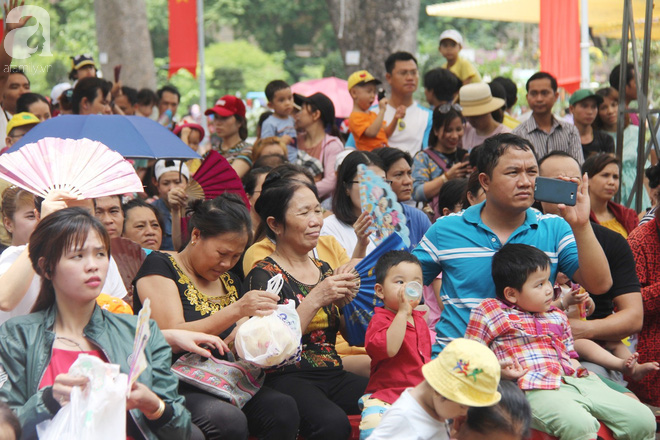 Nghỉ lễ, hàng vạn người đổ về Thảo Cầm Viên, đem theo cả chiếu gối để ngủ khiến nơi đây vỡ trận, chen nhau ngạt thở - Ảnh 18.