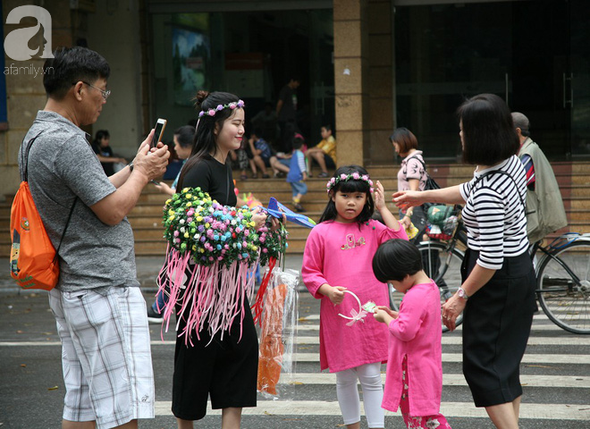 Hà Nội: Thời tiết đẹp, cha mẹ cùng trẻ nhỏ ùn ùn kéo đến không gian phố đi bộ Hồ Gươm vui chơi ngày nghỉ lễ - Ảnh 2.