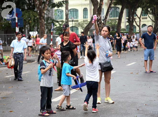 Hà Nội: Thời tiết đẹp, cha mẹ cùng trẻ nhỏ ùn ùn kéo đến không gian phố đi bộ Hồ Gươm vui chơi ngày nghỉ lễ - Ảnh 3.