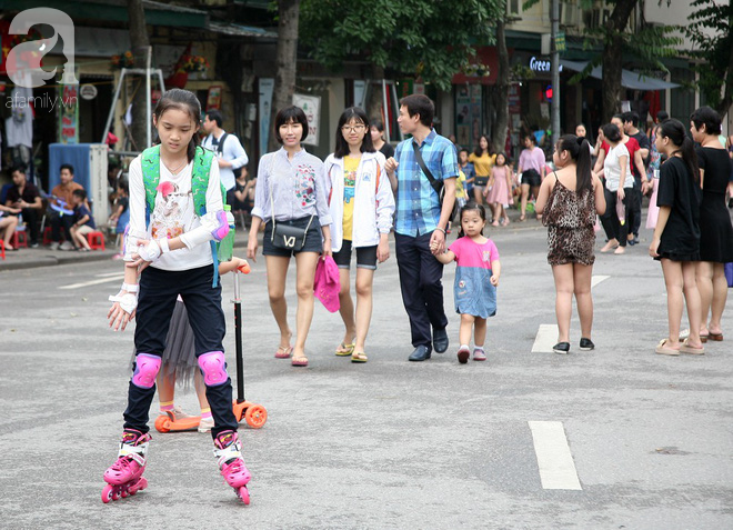 Hà Nội: Thời tiết đẹp, cha mẹ cùng trẻ nhỏ ùn ùn kéo đến không gian phố đi bộ Hồ Gươm vui chơi ngày nghỉ lễ - Ảnh 6.