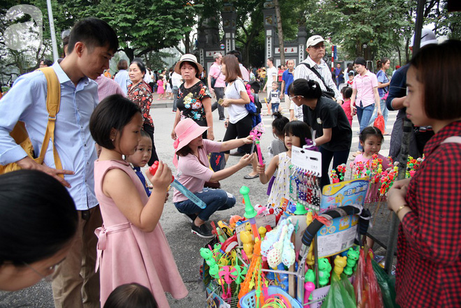 Hà Nội: Thời tiết đẹp, cha mẹ cùng trẻ nhỏ ùn ùn kéo đến không gian phố đi bộ Hồ Gươm vui chơi ngày nghỉ lễ - Ảnh 10.