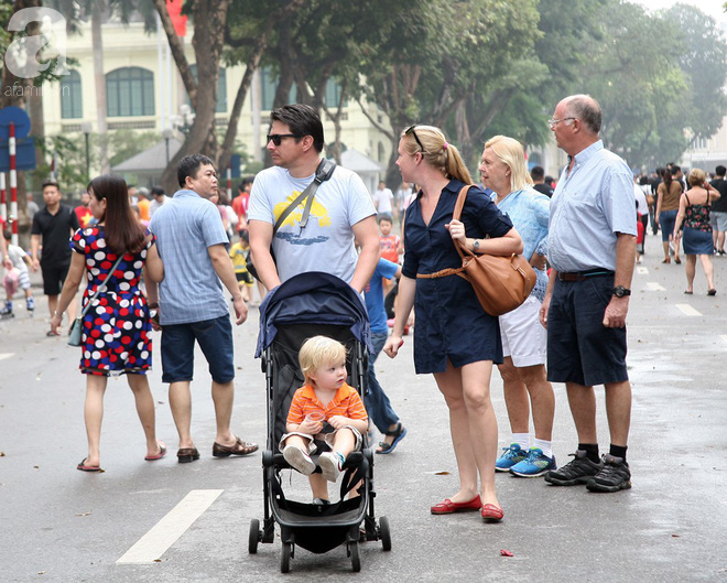 Hà Nội: Thời tiết đẹp, cha mẹ cùng trẻ nhỏ ùn ùn kéo đến không gian phố đi bộ Hồ Gươm vui chơi ngày nghỉ lễ - Ảnh 12.