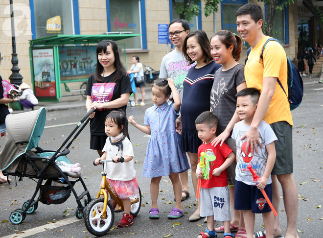 Hà Nội: Thời tiết đẹp, cha mẹ cùng trẻ nhỏ ùn ùn kéo đến không gian phố đi bộ Hồ Gươm vui chơi ngày nghỉ lễ - Ảnh 13.