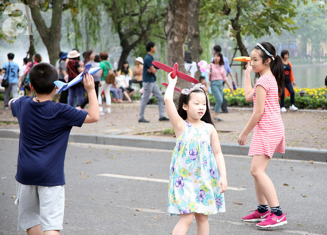 Hà Nội: Thời tiết đẹp, cha mẹ cùng trẻ nhỏ ùn ùn kéo đến không gian phố đi bộ Hồ Gươm vui chơi ngày nghỉ lễ - Ảnh 14.