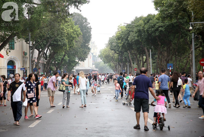 Hà Nội: Thời tiết đẹp, cha mẹ cùng trẻ nhỏ ùn ùn kéo đến không gian phố đi bộ Hồ Gươm vui chơi ngày nghỉ lễ - Ảnh 1.