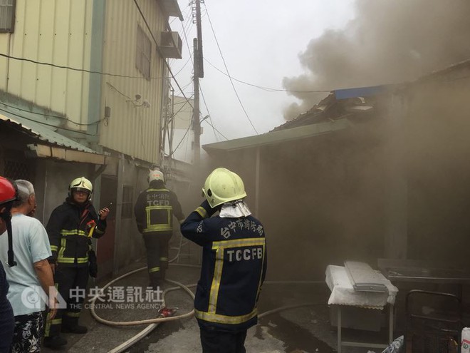 Vụ cháy kinh hoàng tại Đài Loan: 5 chiến sĩ cứu hỏa đã hy sinh trong lúc cứu giúp 2 người bị mắc kẹt - Ảnh 1.