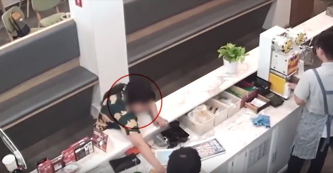 Clip: Bé gái thó túi xách của nữ khách hàng ngay trong quán trà sữa ở Sài Gòn để lấy trộm ví tiền và điện thoại - Ảnh 2. Clip: Bé gái thó túi xách của nữ khách hàng ngay trong quán trà sữa ở Sài Gòn để lấy trộm ví tiền và điện thoại - Ảnh 2.