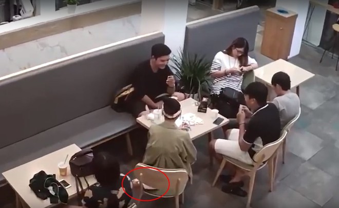 Clip: Bé gái thó túi xách của nữ khách hàng ngay trong quán trà sữa ở Sài Gòn để lấy trộm ví tiền và điện thoại - Ảnh 3. Clip: Bé gái thó túi xách của nữ khách hàng ngay trong quán trà sữa ở Sài Gòn để lấy trộm ví tiền và điện thoại - Ảnh 3.