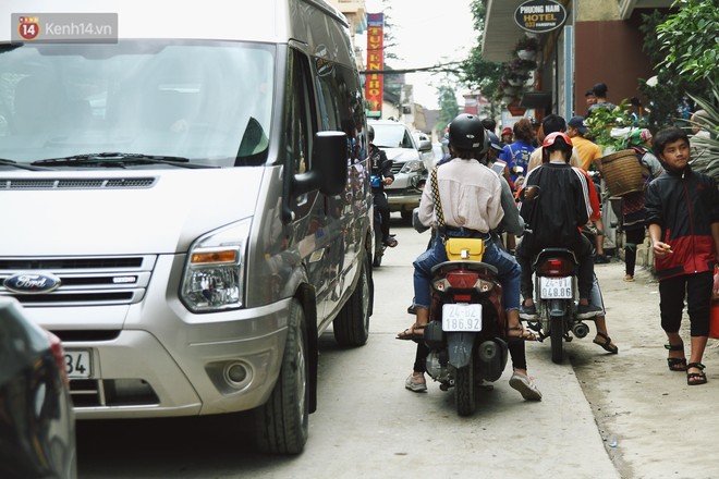 Chùm ảnh: Ô tô, xe máy nhích từng chút trong thị trấn Sapa do lượng người đổ về vui chơi lễ 30/4 tăng đột biến - Ảnh 9.