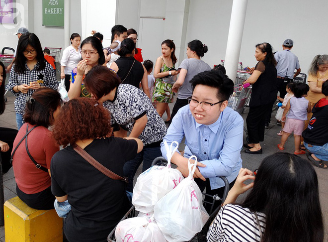 Hà Nội: Siêu thị kẹt cứng, người dân xếp hàng mua đồ ăn, trẻ nhỏ mệt nhoài ngủ gục trên vai cha mẹ  - Ảnh 1.