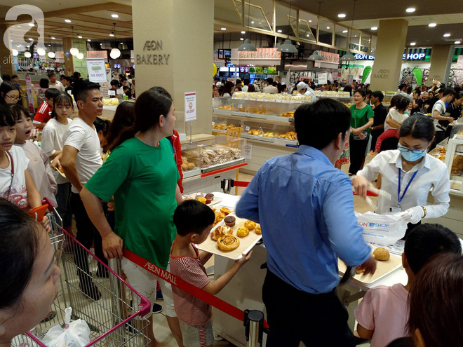 Hà Nội: Siêu thị kẹt cứng, người dân xếp hàng mua đồ ăn, trẻ nhỏ mệt nhoài ngủ gục trên vai cha mẹ  - Ảnh 3.