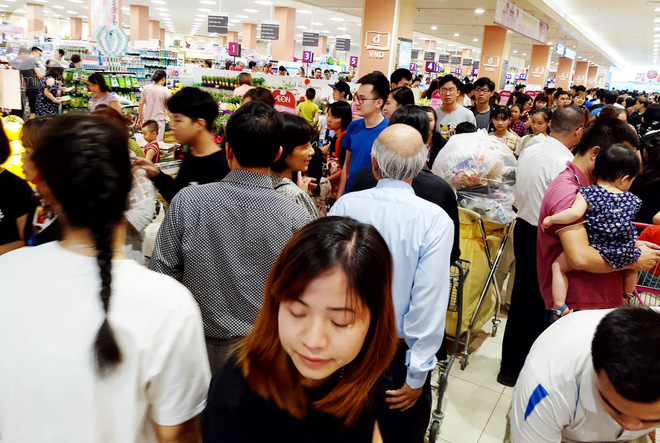 Hà Nội: Siêu thị kẹt cứng, người dân xếp hàng mua đồ ăn, trẻ nhỏ mệt nhoài ngủ gục trên vai cha mẹ  - Ảnh 7.