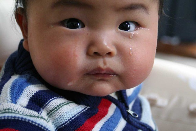 Để mặc bé khóc tự nín không khiến trẻ ngoan hơn mà còn gây ra tác dụng ngược như này - Ảnh 2.