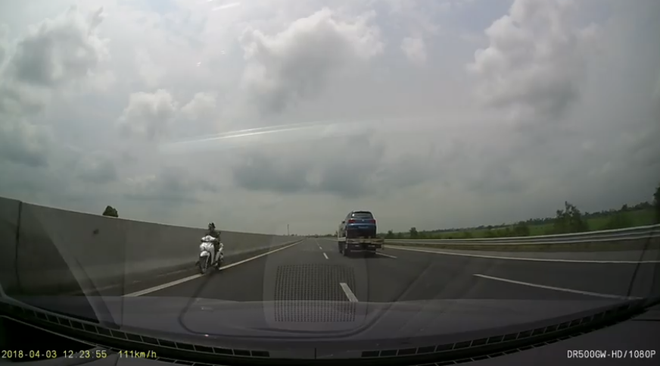 Clip: Nữ tài xế đi xe máy một mình đi ngược chiều trên đường cao tốc Hà Nội - Hải Phòng - Ảnh 2.