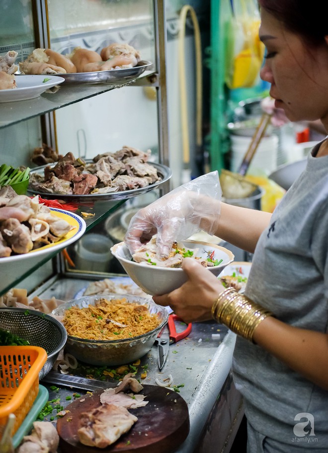 Tiệm bánh canh giò heo hơn 30 năm tuổi dù trong hẻm nhỏ nhưng tối nào cũng tấp nập khách ở Sài Gòn - Ảnh 8.