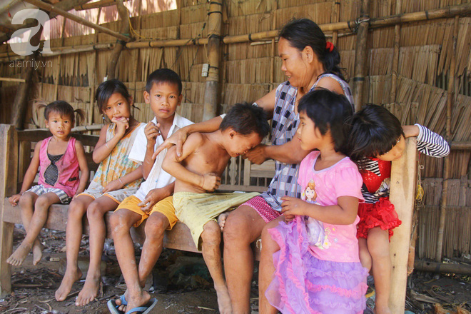 Bố bỏ đi theo vợ nhỏ, 7 đứa trẻ không được đi học sống nheo nhóc bên người mẹ điên và bà ngoại già bệnh tật - Ảnh 2.