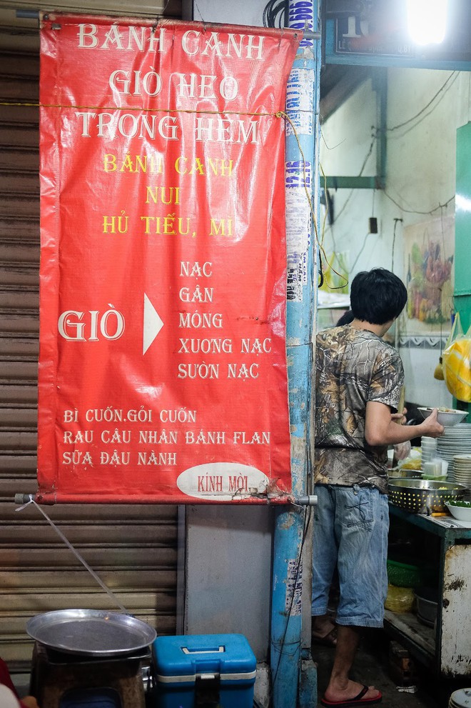 Tiệm bánh canh giò heo hơn 30 năm tuổi dù trong hẻm nhỏ nhưng tối nào cũng tấp nập khách ở Sài Gòn - Ảnh 2.