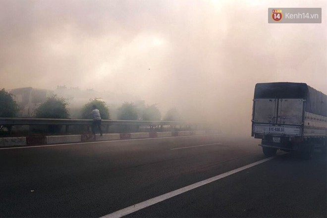 Chùm ảnh: Hiện trường vụ tai nạn liên hoàn trên cao tốc Long Thành - Dầu Giây vì khói rơm rạ mù mịt tấn công - Ảnh 1.