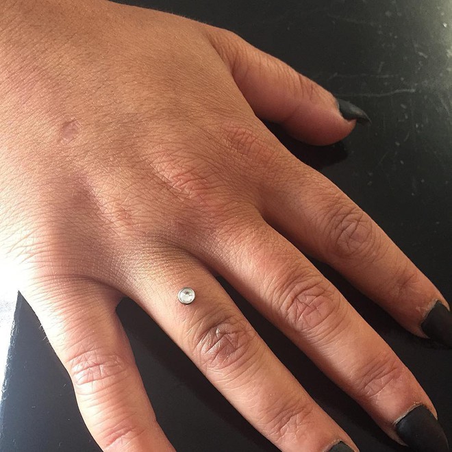 Xỏ khuyên ngón tay thay cho nhẫn đính hôn hiện đang thật sự là hot trend trên Instagram - Ảnh 7.