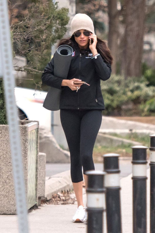 Giữa vô vàn mẫu giày thể thao đẹp, Meghan Markle chỉ mê đắm đôi sneakers trắng này - Ảnh 3.