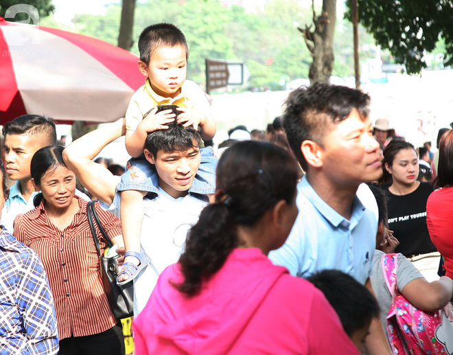 Hà Nội: CV Thủ Lệ thất thủ trước hàng vạn người đổ về vui chơi ngày nghỉ lễ thứ 3 - Ảnh 5.