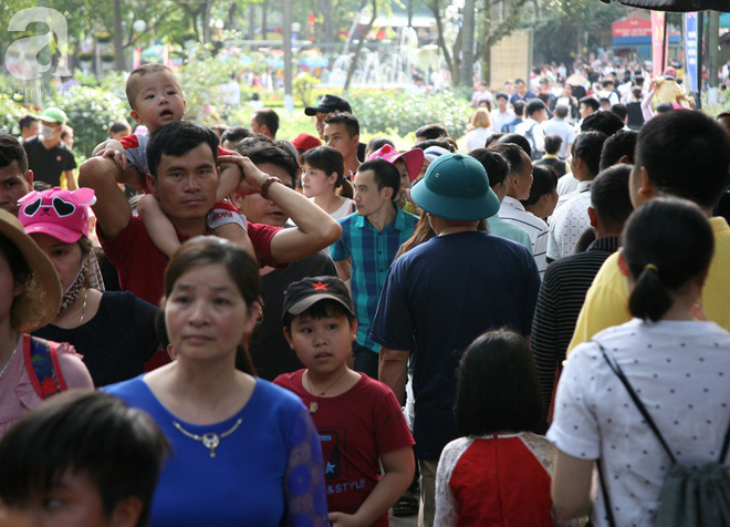 Hà Nội: CV Thủ Lệ thất thủ trước hàng vạn người đổ về vui chơi ngày nghỉ lễ thứ 3 - Ảnh 8.