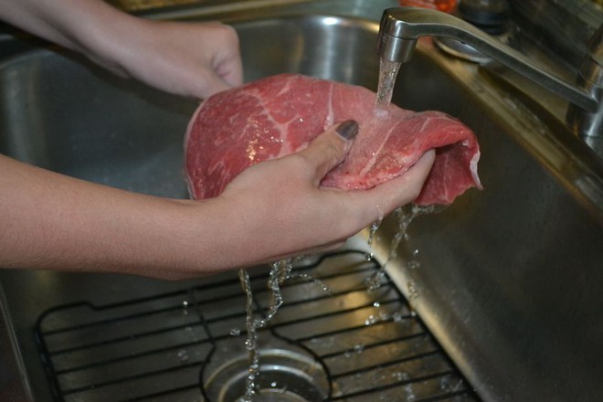 You think it's trivial but making these mistakes when preparing meat has contributed to the family's health risks - Photo 6.