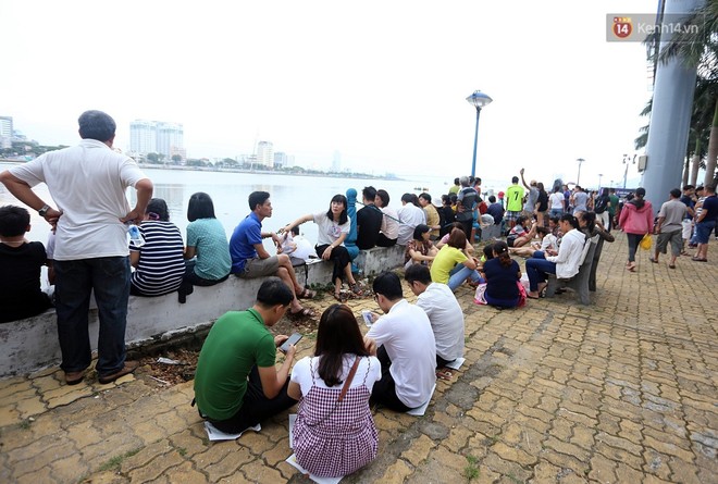Hàng nghìn người kéo nhau ra bờ Sông Hàn “xí” chỗ xem Lễ hội pháo hoa quốc tế từ rất sớm - Ảnh 2.