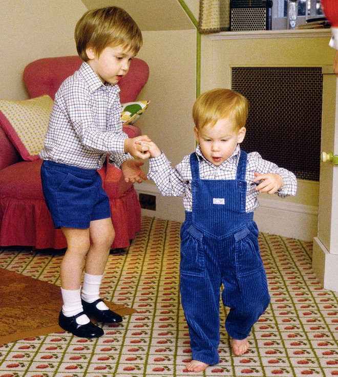 Những bức ảnh gắn liền với thời thơ ấu của bộ đôi Hoàng tử William và Harry - Ảnh 2.
