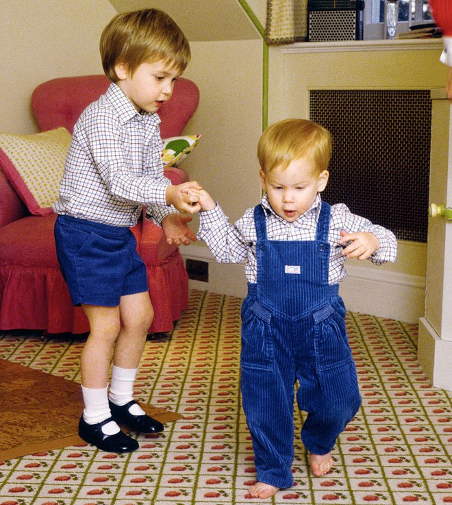 Những bức ảnh gắn liền với thời thơ ấu của bộ đ&ocirc;i Ho&agrave;ng tử William v&agrave; Harry - Ảnh 2.