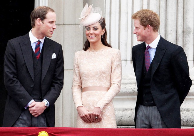 Những bức ảnh gắn liền với thời thơ ấu của bộ đ&ocirc;i Ho&agrave;ng tử William v&agrave; Harry - Ảnh 15.