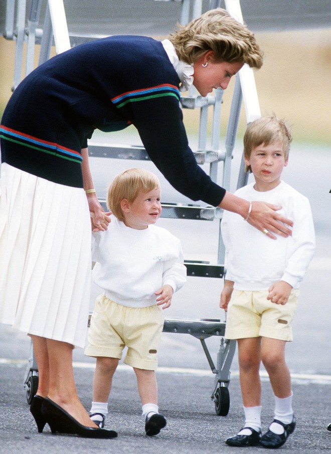 Những bức ảnh gắn liền với thời thơ ấu của bộ đ&ocirc;i Ho&agrave;ng tử William v&agrave; Harry - Ảnh 4.