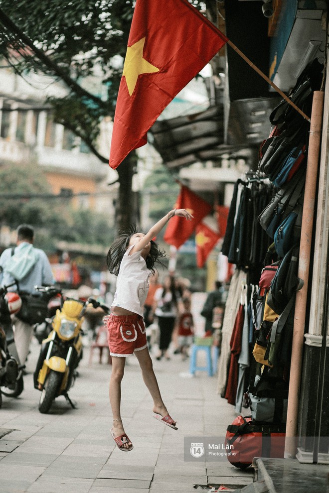 Những con phố, chung cư cao tầng ở Hà Nội nhuộm đỏ cờ Tổ quốc trong ngày giải phóng miền Nam thống nhất đất nước - Ảnh 7.
