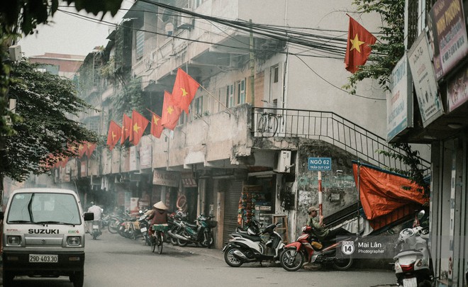 Những con phố, chung cư cao tầng ở Hà Nội nhuộm đỏ cờ Tổ quốc trong ngày giải phóng miền Nam thống nhất đất nước - Ảnh 8.