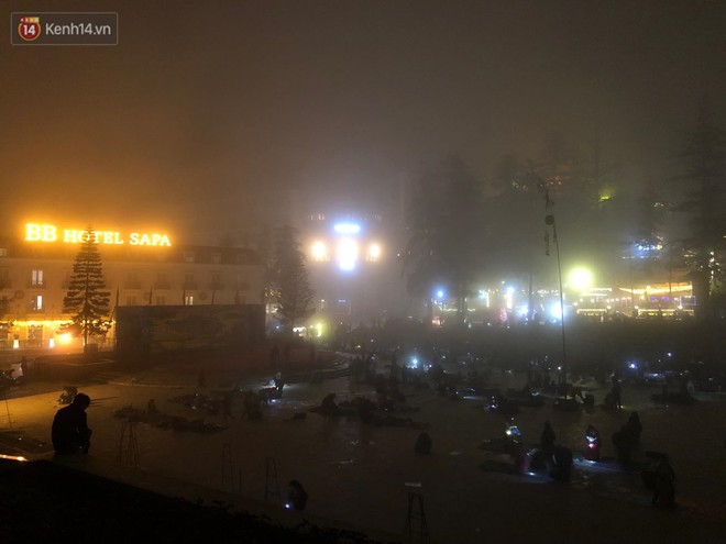 Chùm ảnh: Du khách thích thú tận hưởng khí lạnh ở thị trấn Sapa mờ sương vào dịp lễ 30/4 - Ảnh 9.