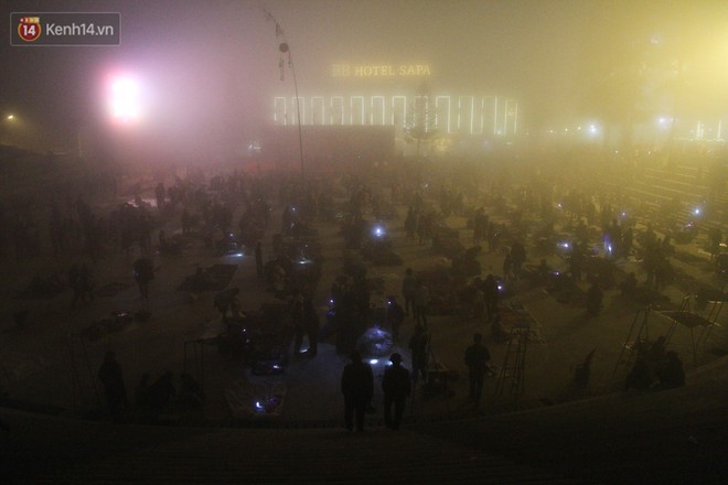 Chùm ảnh: Du khách thích thú tận hưởng khí lạnh ở thị trấn Sapa mờ sương vào dịp lễ 30/4 - Ảnh 10.