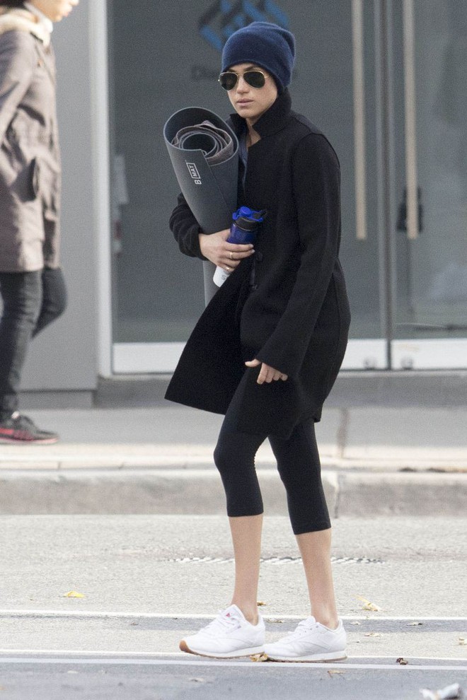 Giữa vô vàn mẫu giày thể thao đẹp, Meghan Markle chỉ mê đắm đôi sneakers trắng này - Ảnh 4.