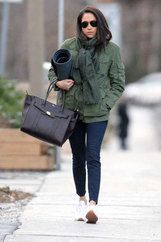 Giữa vô vàn mẫu giày thể thao đẹp, Meghan Markle chỉ mê đắm đôi sneakers trắng này - Ảnh 5.