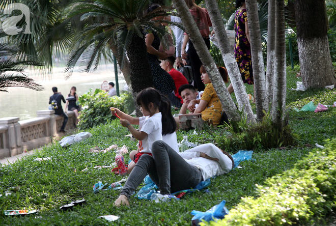 Người dân hồn nhiên dẫm lên cỏ, xả rác, trải chiếu ngủ giữa công viên Thủ Lệ mặc kệ biển cấm khắp nơi - Ảnh 2.