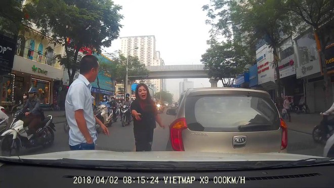 Clip: Nữ tài xế lùi ô tô đâm vào xe người khác còn hùng hổ xuống bắt đền - Ảnh 3.