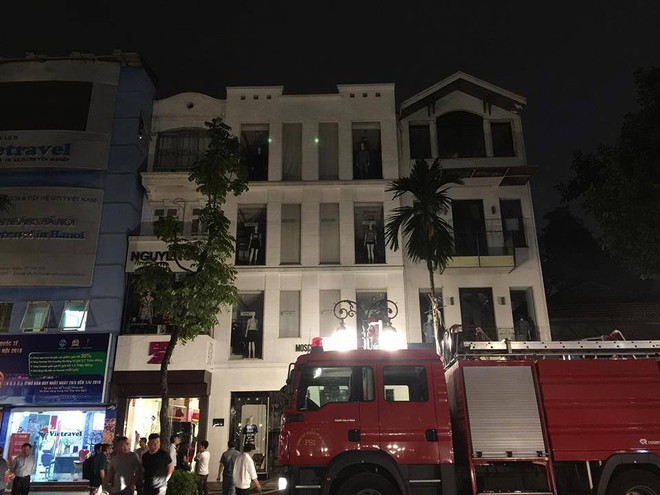 Hà Nội: Lửa và khói bốc cao hàng chục mét tại một ngôi nhà trên phố Phan Chu Trinh - Ảnh 6.