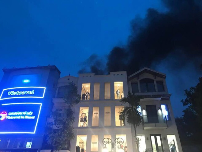Hà Nội: Lửa và khói bốc cao hàng chục mét tại một ngôi nhà trên phố Phan Chu Trinh - Ảnh 2.