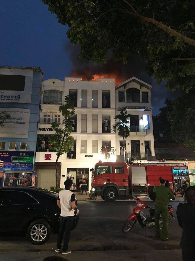 Hà Nội: Lửa và khói bốc cao hàng chục mét tại một ngôi nhà trên phố Phan Chu Trinh - Ảnh 3.