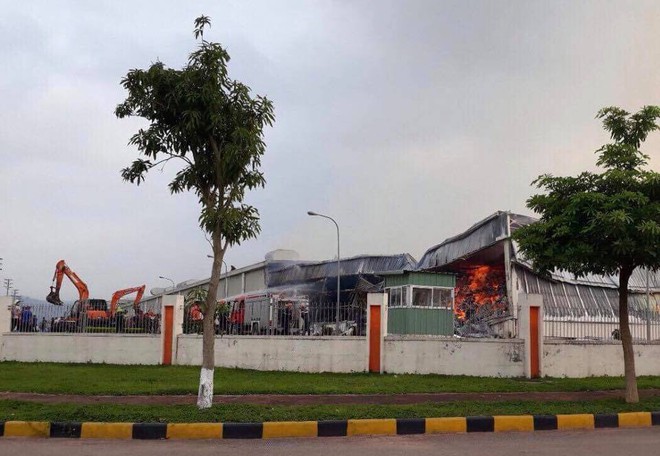 Nhà kho công ty ở Quảng Ninh bốc cháy ngùn ngụt lúc rạng sáng - Ảnh 6.