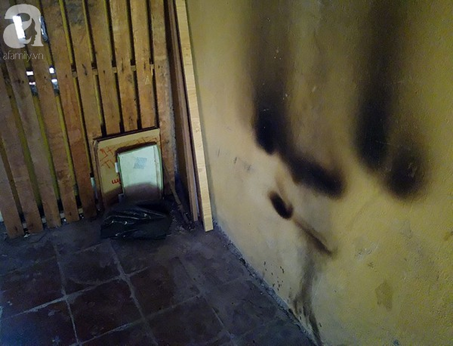 Vụ người đàn ông đốt vàng mã chân cầu thang chung cư: Tôi đang tắm thấy khói xộc vào nhà nghi ngút - Ảnh 8.