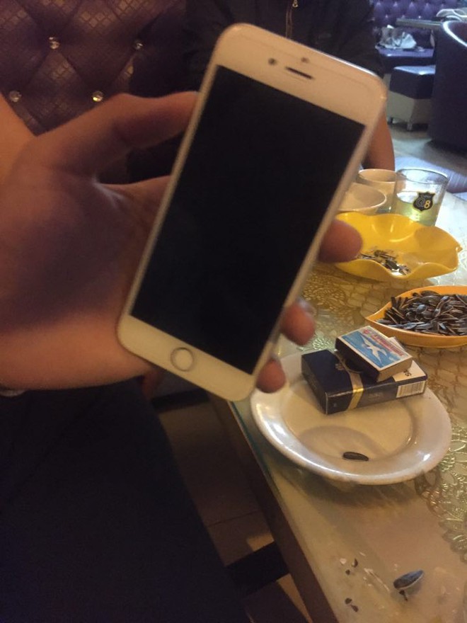 Khách hàng day dứt vì bị camera ghi lại hình ảnh trộm Iphone ngay tại quầy lễ tân - Ảnh 4.