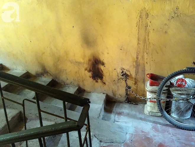 Vụ người đàn ông đốt vàng mã chân cầu thang chung cư: Tôi đang tắm thấy khói xộc vào nhà nghi ngút - Ảnh 6.